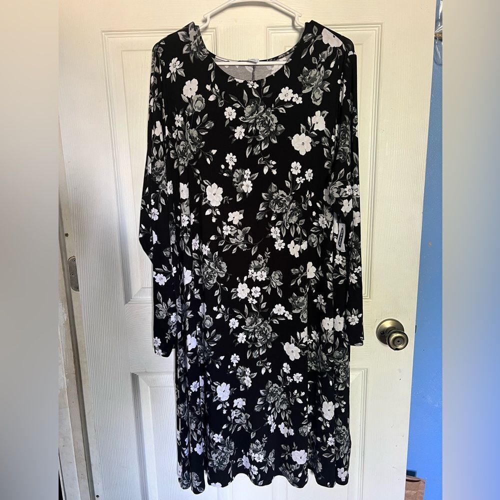 Old Navy Dress Size 2X plus Black and
Gray Floral Soft Knit Long Sleeve
Midi